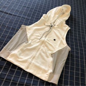 New with tags /women”s Abercrombie & fitch hooded white vest / size M